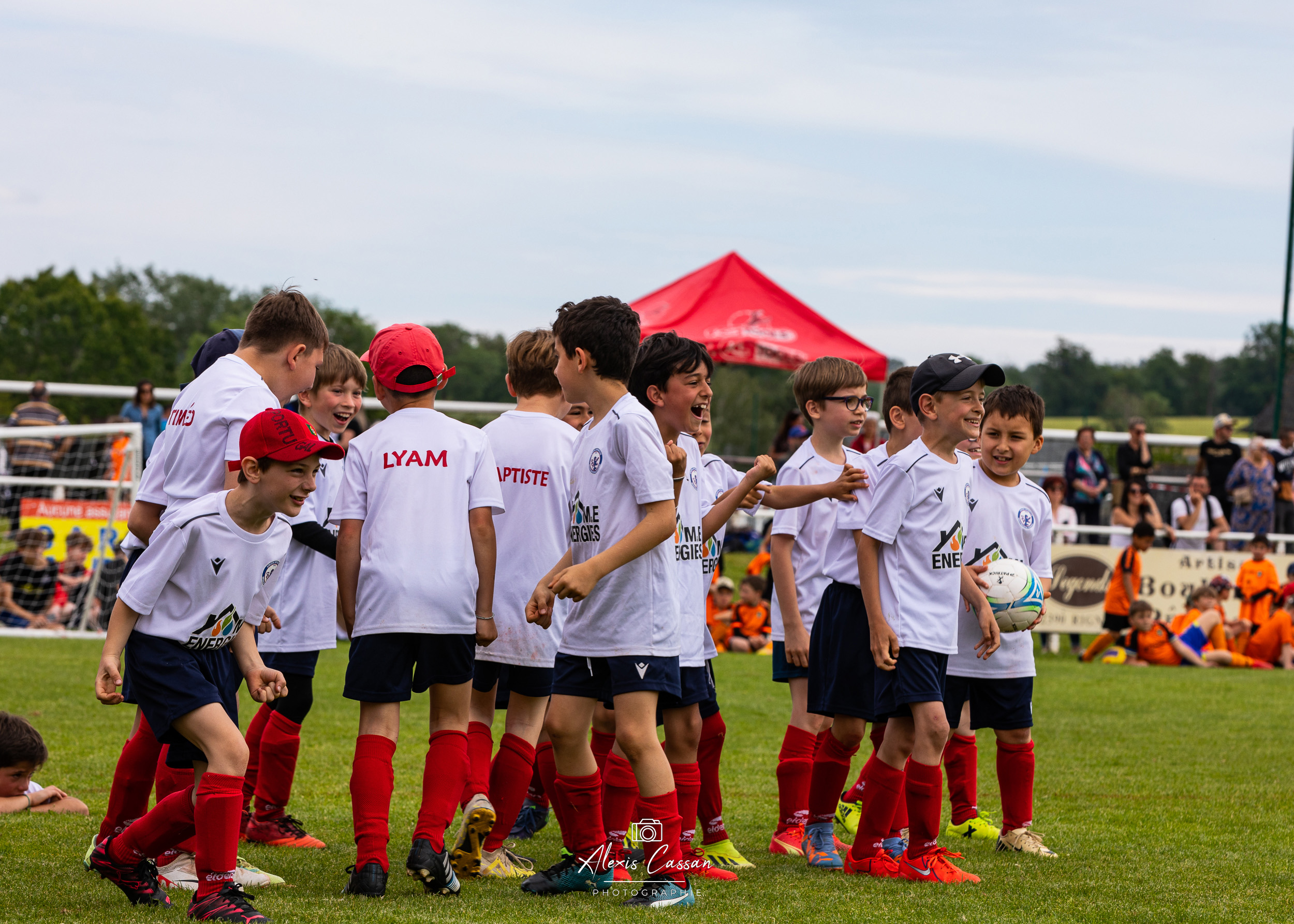 You are currently viewing ⚽✨ L’École de Foot US Montbazens Rignac fait sa rentrée : garçons et filles, tous au ballon !